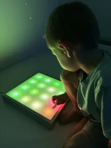 Efekty świetlne w sensorycznej sali doświadczeń w Łomży