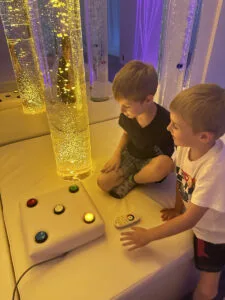 Basen z piłkami i panele sensoryczne w Snoezelen Łomża