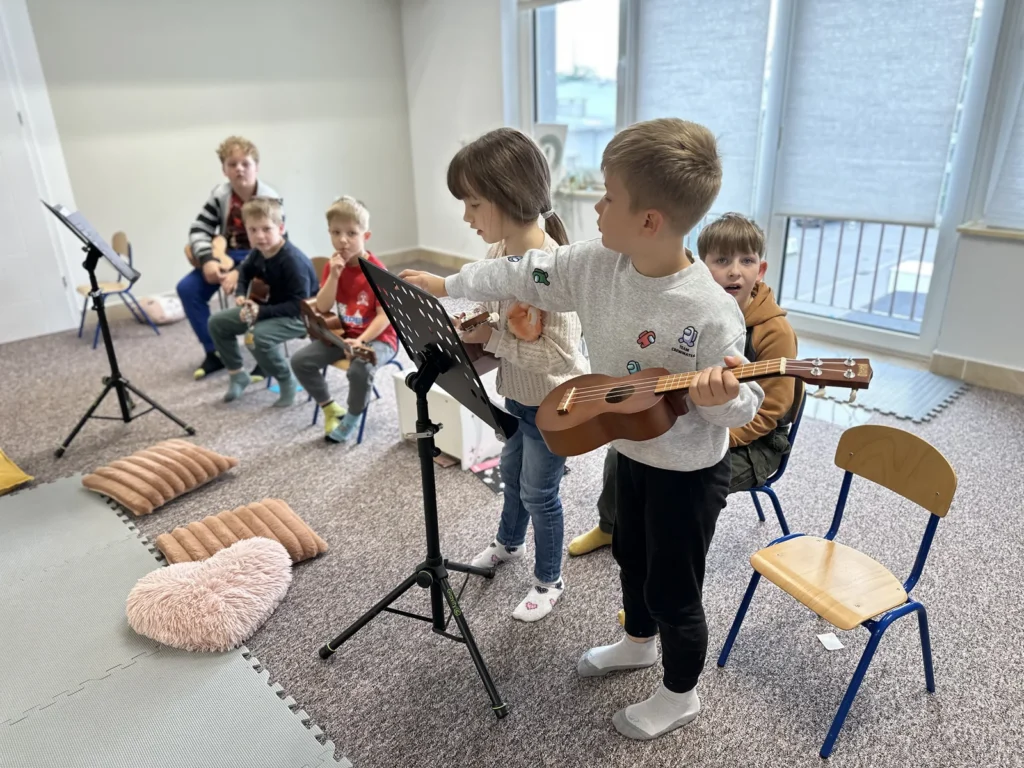 Zajęcia Elemele Ukulele w BOBOBIT Łomża — grupa dzieci gra na ukulele podczas zajęć instrumentalnych