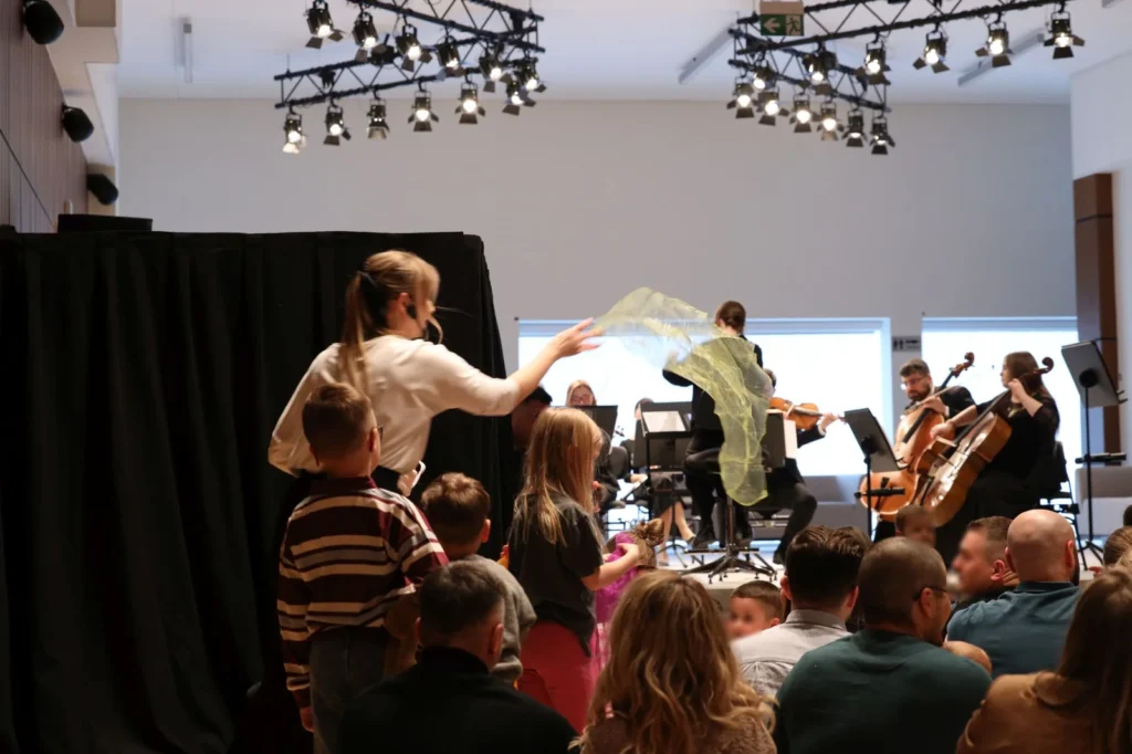 Koncert gordonowski BOBOBIT w Filharmonii Kameralnej w Łomży — dzieci z rodzicami słuchają muzyków grających na żywo