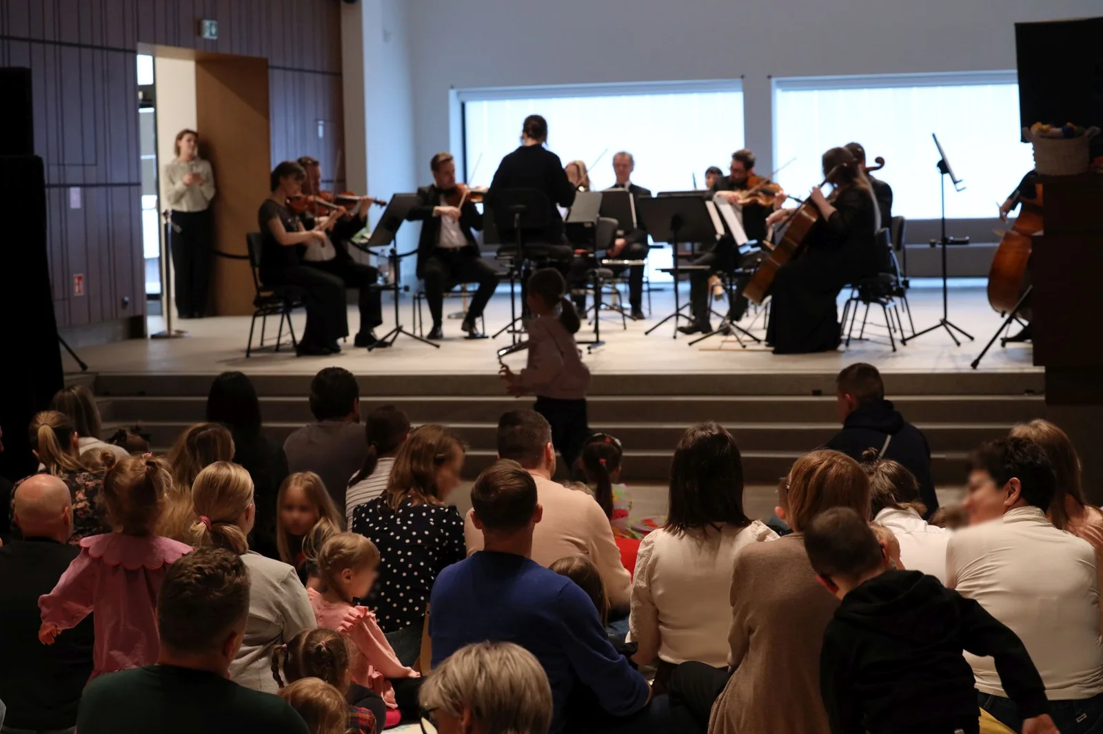 Koncert gordonowski BOBOBIT w Filharmonii Kameralnej im. Witolda Lutosławskiego w Łomży – dzieci i orkiestra