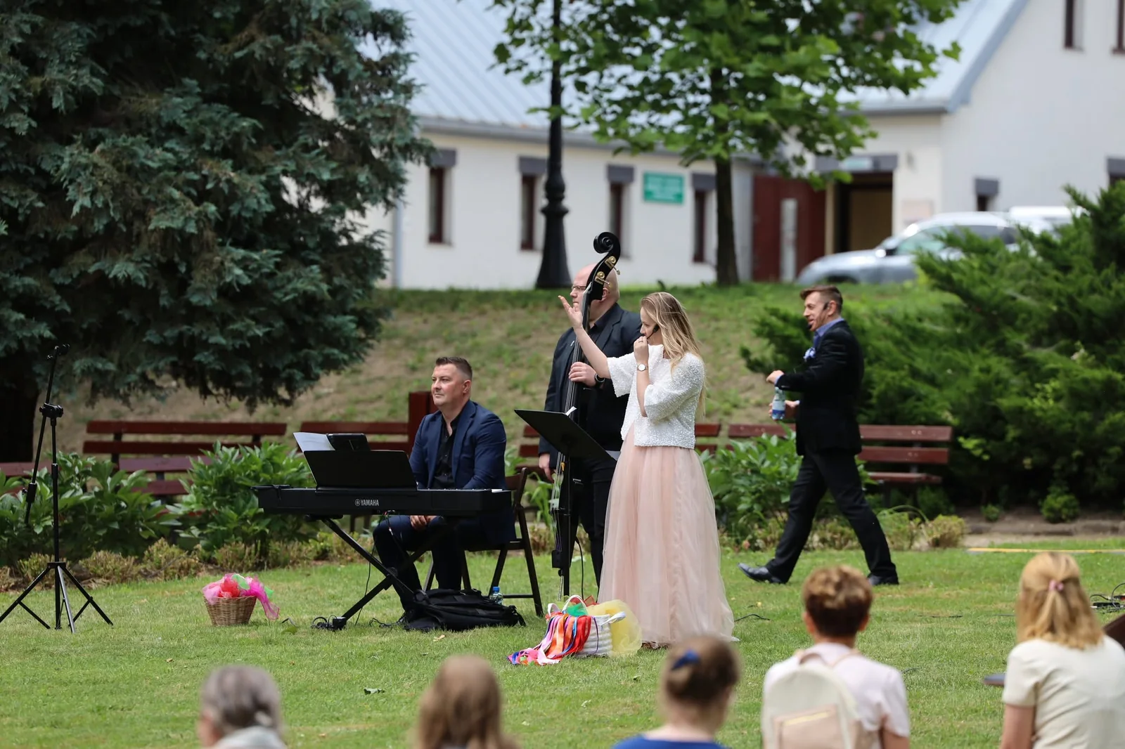 Muzycy grający na żywo podczas koncertu gordonowskiego BOBOBIT w Drozdowie